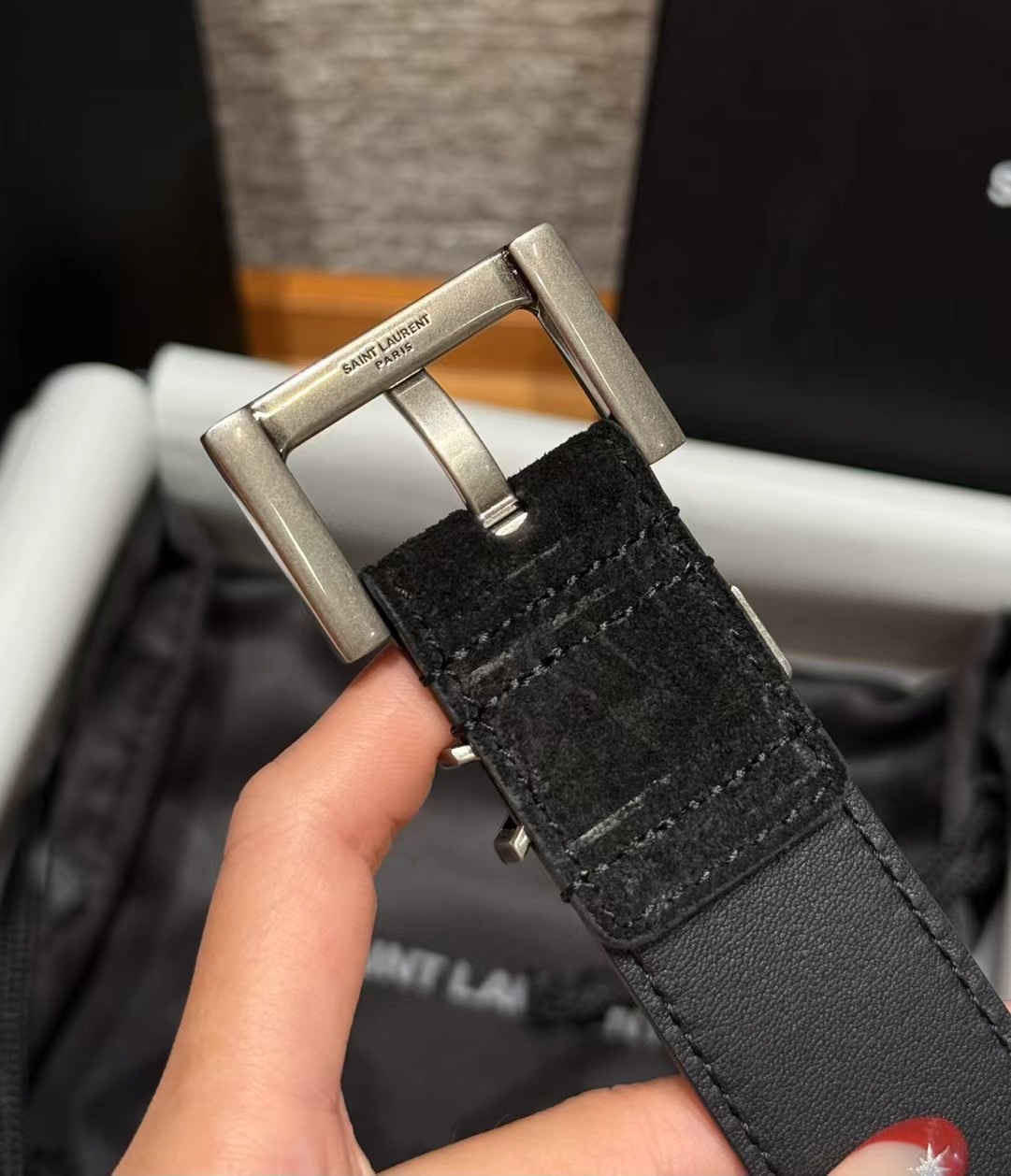 圣家新款腰带这款采用麂皮设计，背面采用小牛皮制作，质感满满，搭配复古五金方形针扣品牌logo标识，简约百