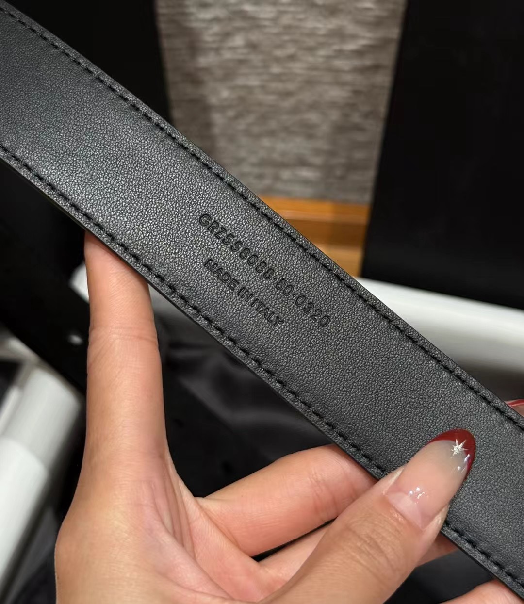 圣家新款腰带这款采用麂皮设计，背面采用小牛皮制作，质感满满，搭配复古五金方形针扣品牌logo标识，简约百