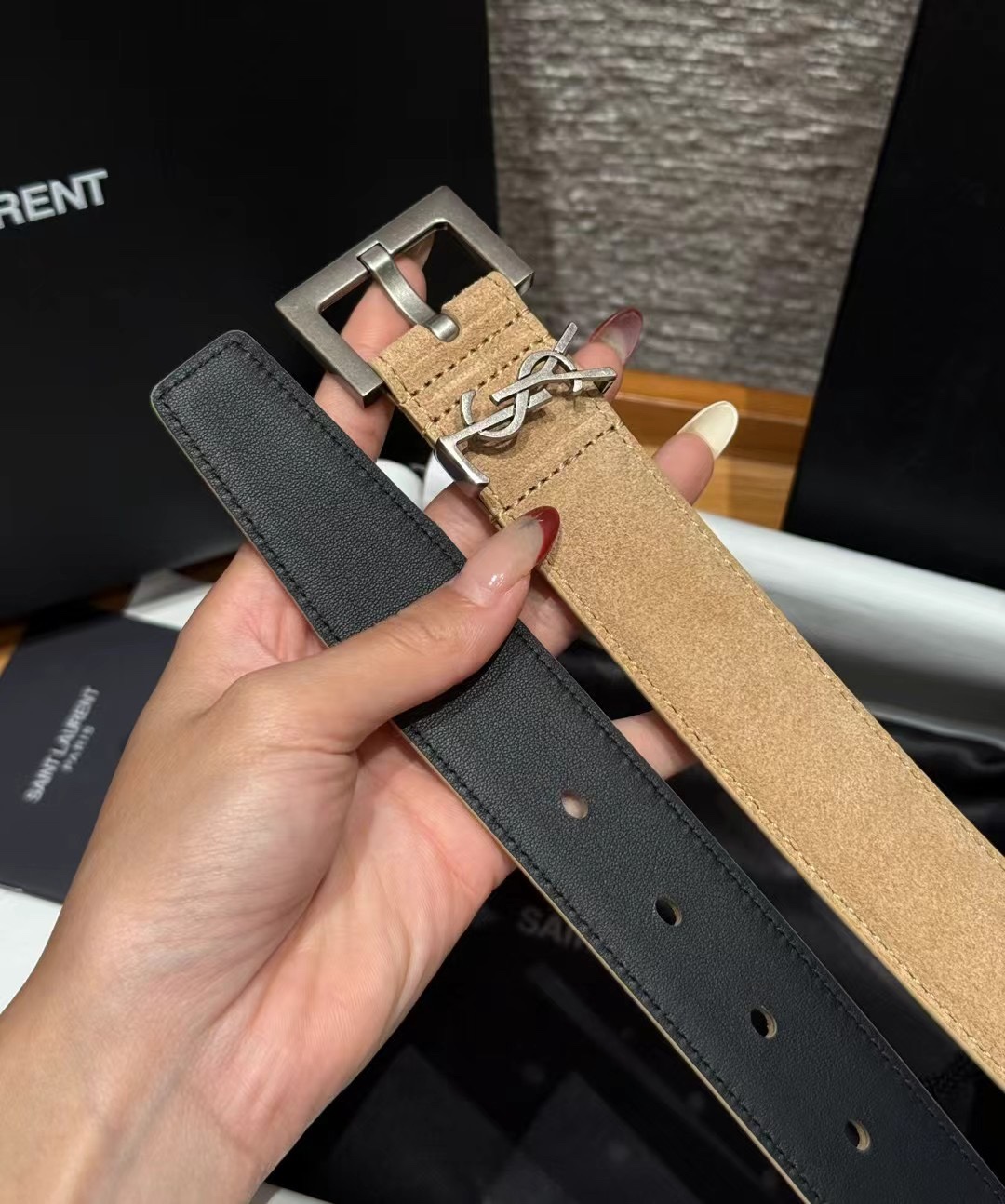 圣家新款腰带这款采用麂皮设计，背面采用小牛皮制作，质感满满，搭配复古五金方形针扣品牌logo标识，简约百