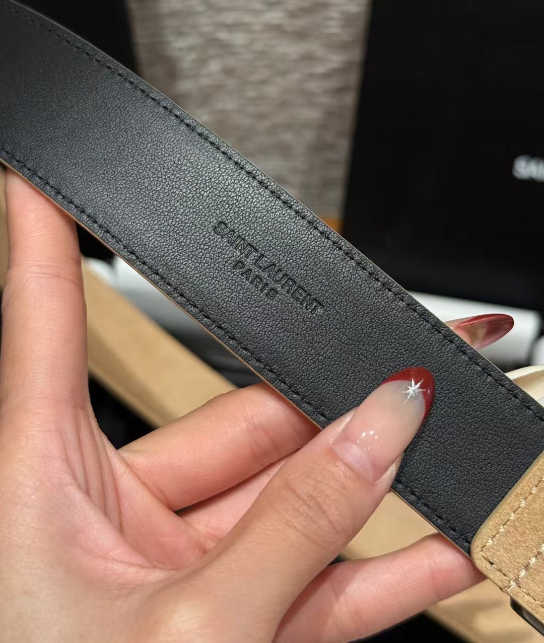 圣家新款腰带这款采用麂皮设计，背面采用小牛皮制作，质感满满，搭配复古五金方形针扣品牌logo标识，简约百