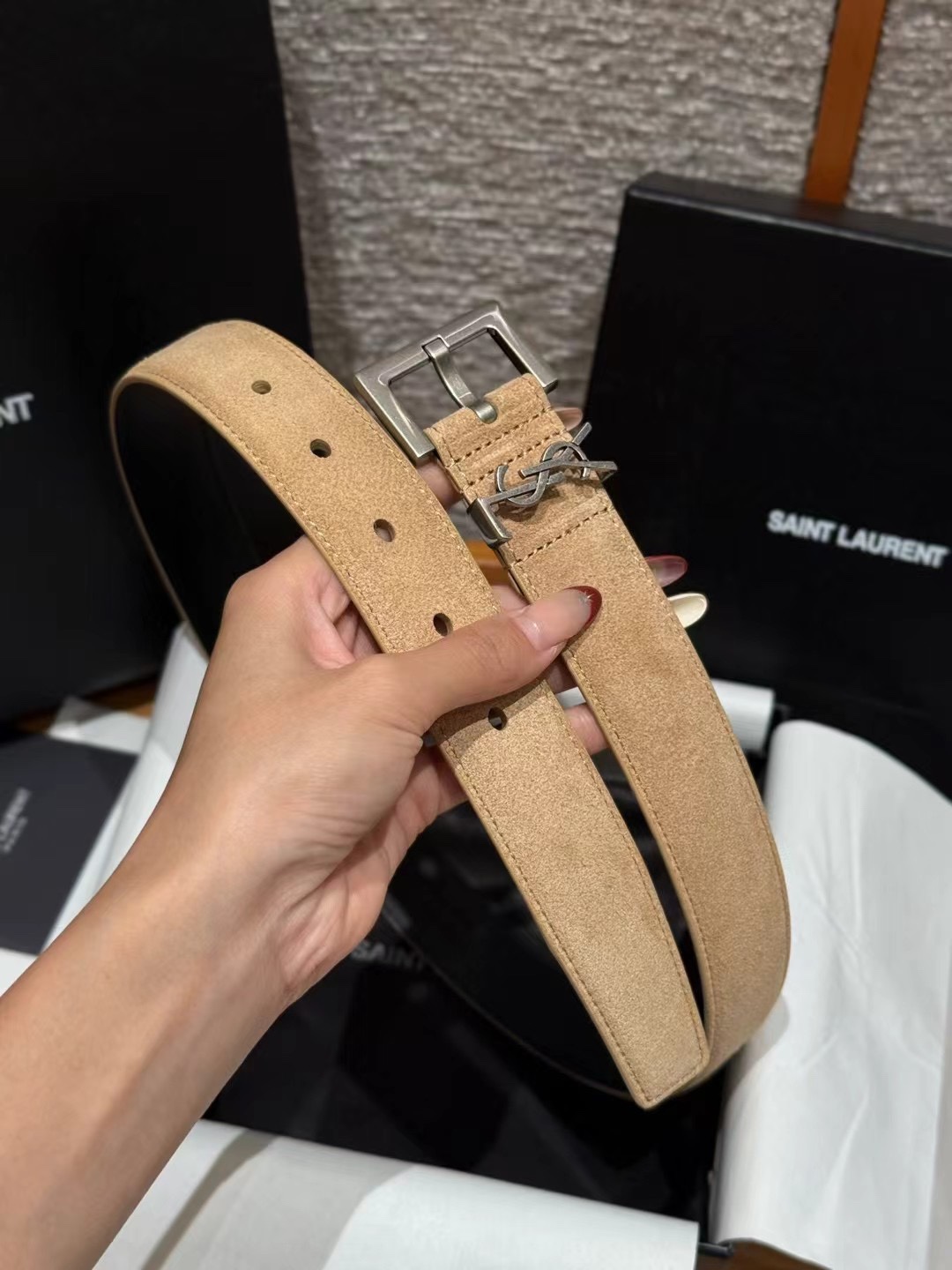 圣家新款腰带这款采用麂皮设计，背面采用小牛皮制作，质感满满，搭配复古五金方形针扣品牌logo标识，简约百