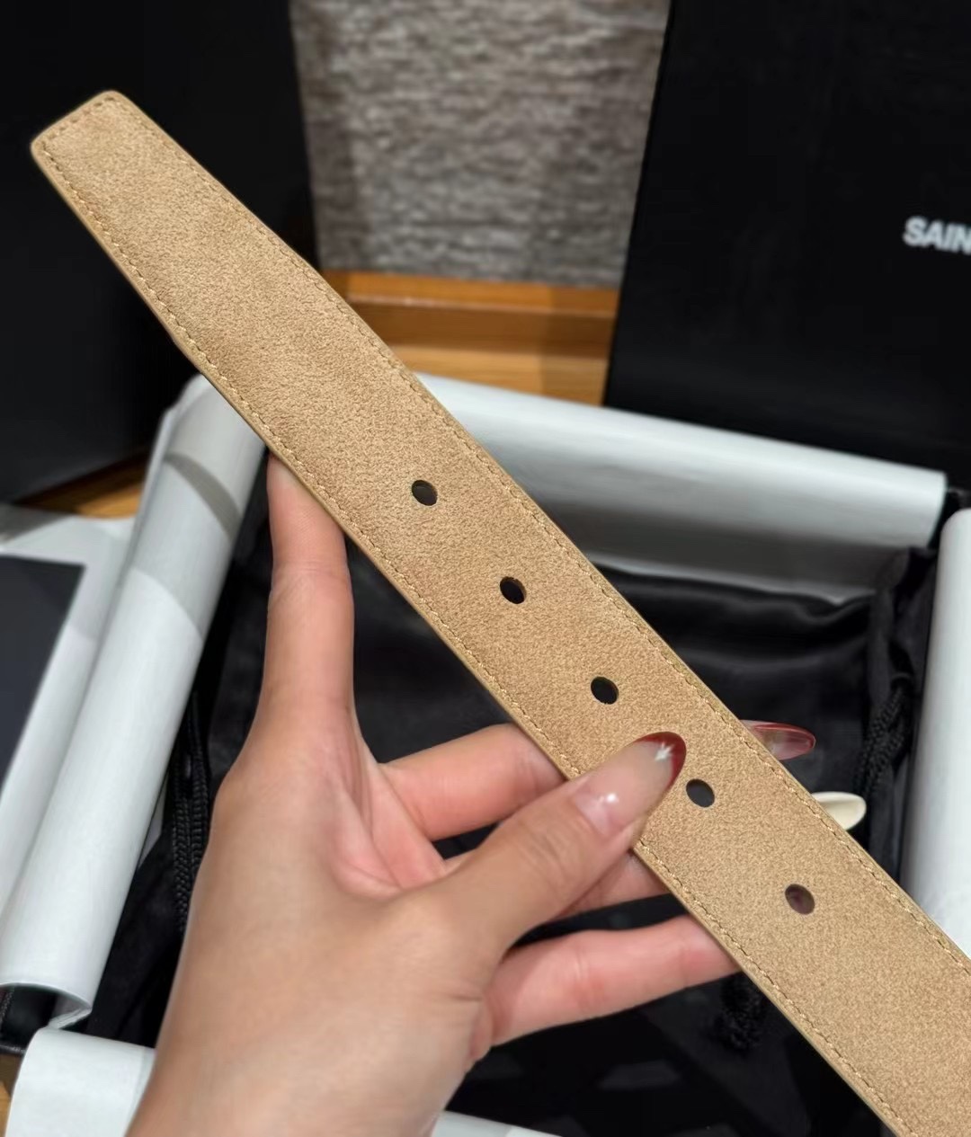 圣家新款腰带这款采用麂皮设计，背面采用小牛皮制作，质感满满，搭配复古五金方形针扣品牌logo标识，简约百