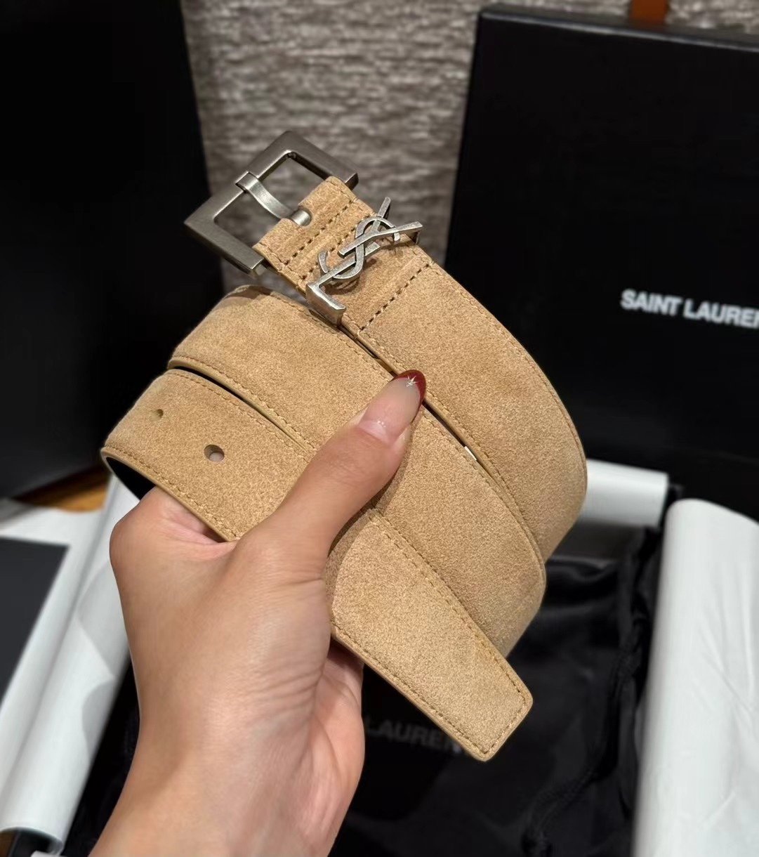 圣家新款腰带这款采用麂皮设计，背面采用小牛皮制作，质感满满，搭配复古五金方形针扣品牌logo标识，简约百