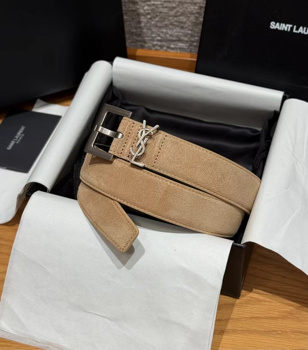 圣家新款腰带这款采用麂皮设计，背面采用小牛皮制作，质感满满，搭配复古五金方形针扣品牌logo标识，简约百