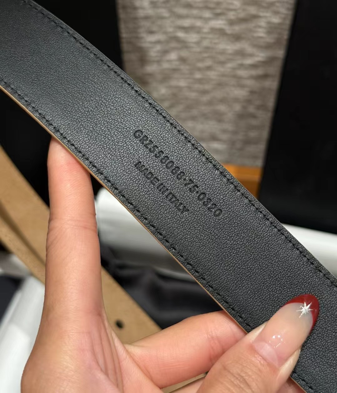 圣家新款腰带这款采用麂皮设计，背面采用小牛皮制作，质感满满，搭配复古五金方形针扣品牌logo标识，简约百