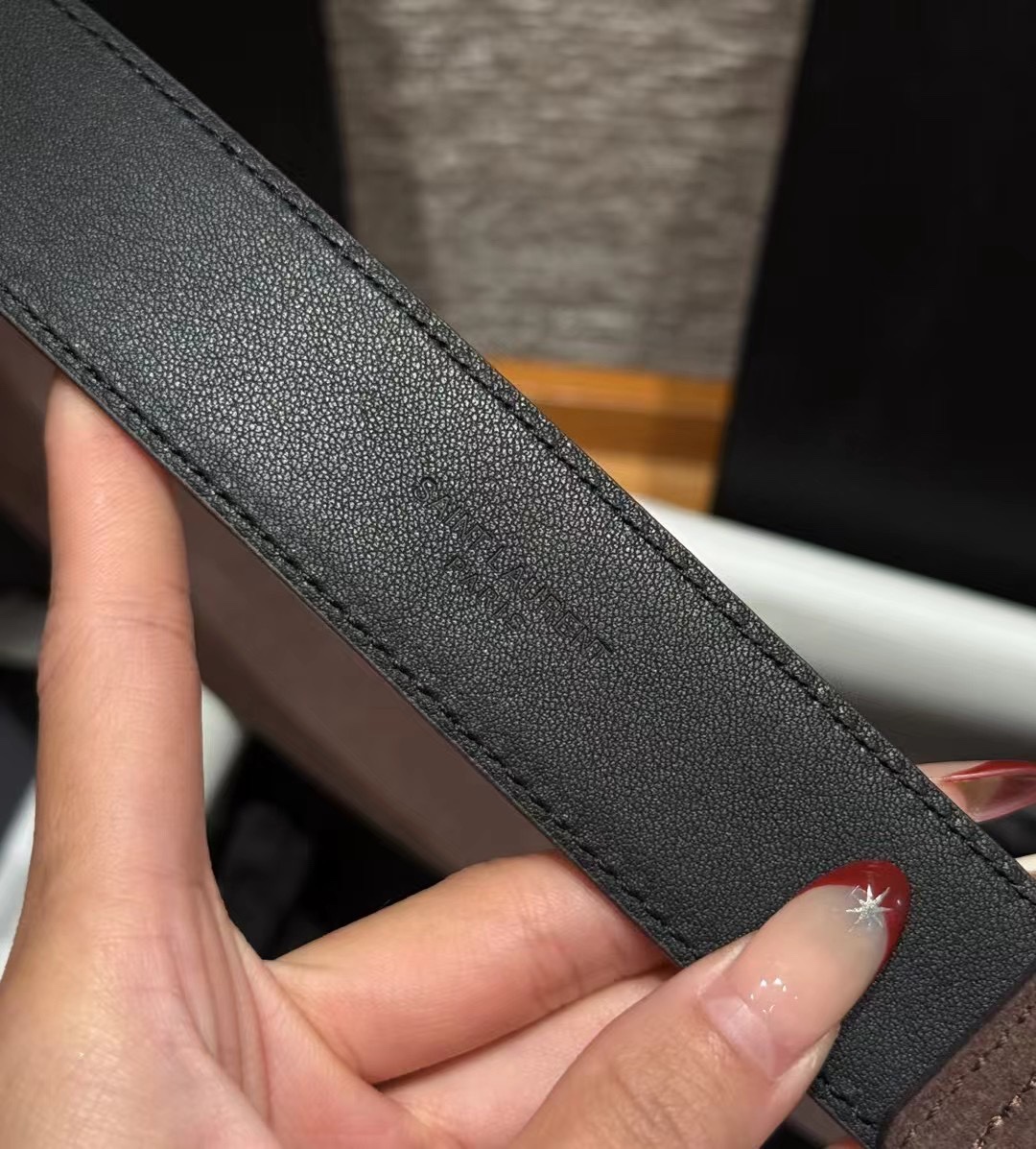 圣家新款腰带这款采用麂皮设计，背面采用小牛皮制作，质感满满，搭配复古五金方形针扣品牌logo标识，简约百