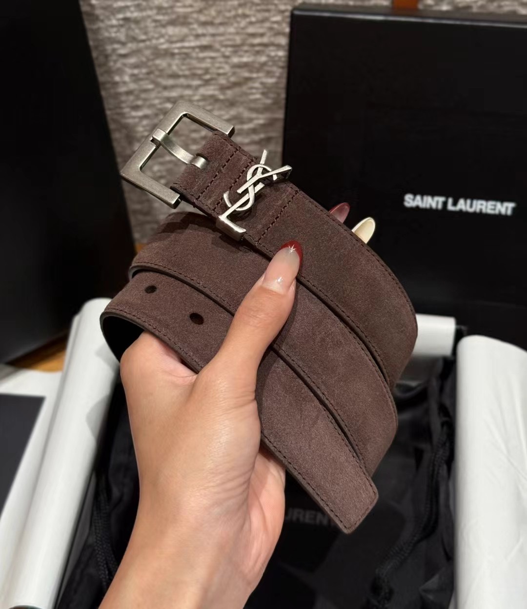 圣家新款腰带这款采用麂皮设计，背面采用小牛皮制作，质感满满，搭配复古五金方形针扣品牌logo标识，简约百