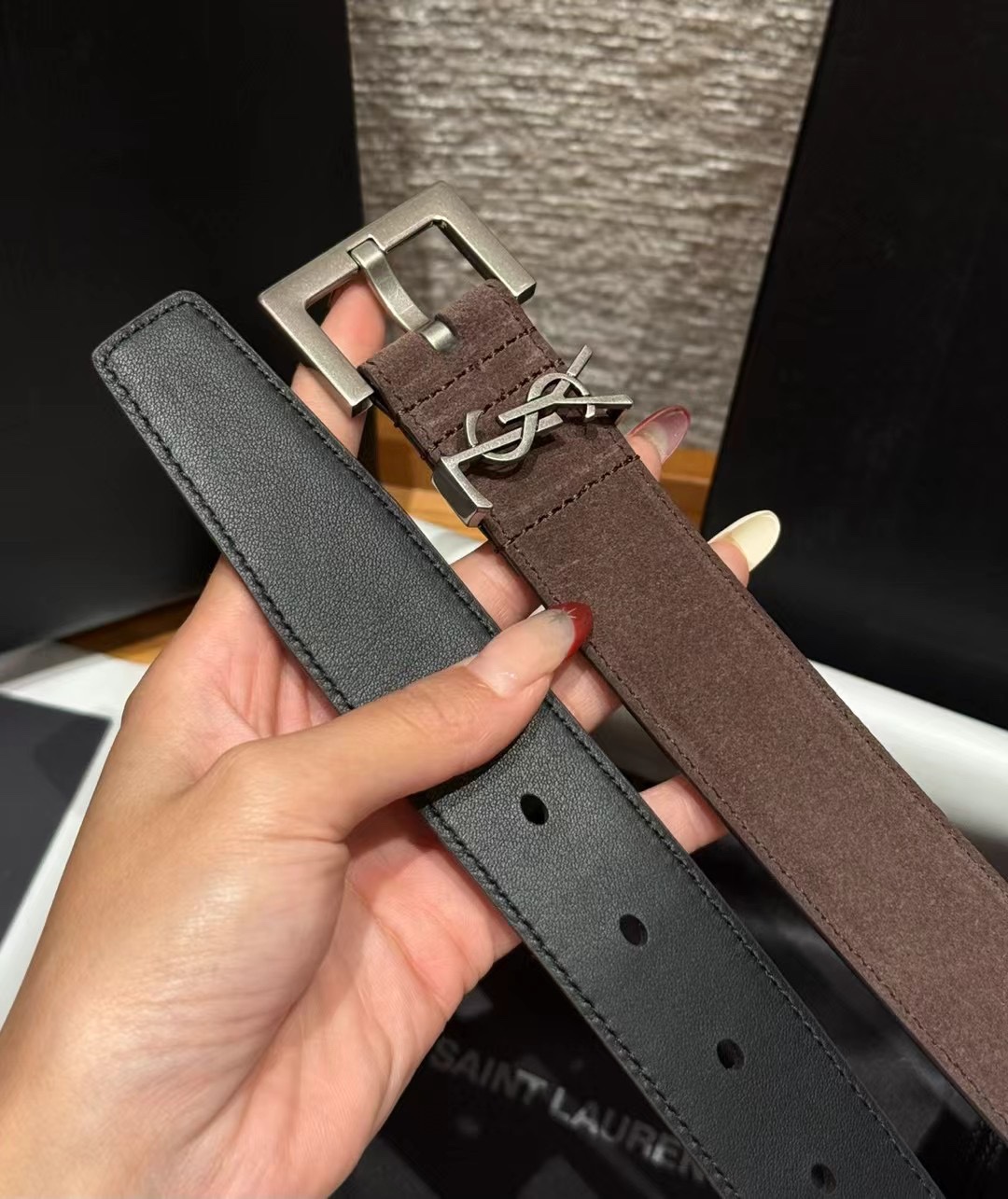 圣家新款腰带这款采用麂皮设计，背面采用小牛皮制作，质感满满，搭配复古五金方形针扣品牌logo标识，简约百