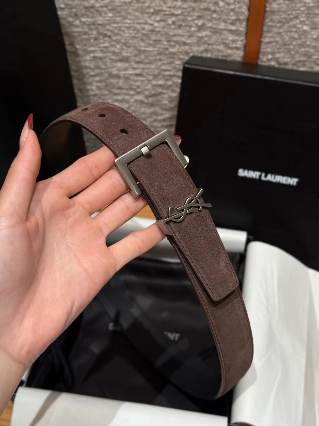 圣家新款腰带这款采用麂皮设计，背面采用小牛皮制作，质感满满，搭配复古五金方形针扣品牌logo标识，简约百