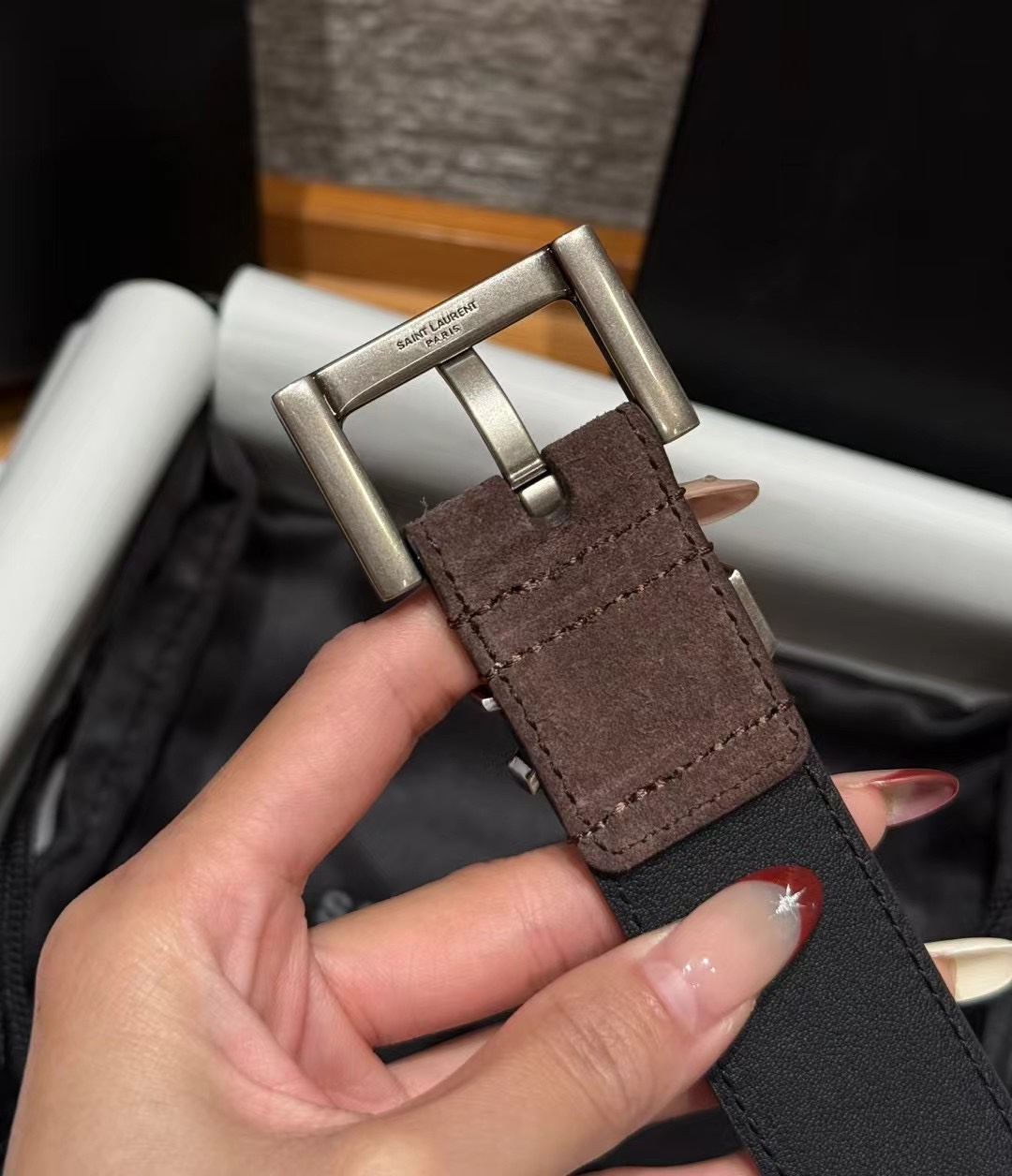 圣家新款腰带这款采用麂皮设计，背面采用小牛皮制作，质感满满，搭配复古五金方形针扣品牌logo标识，简约百