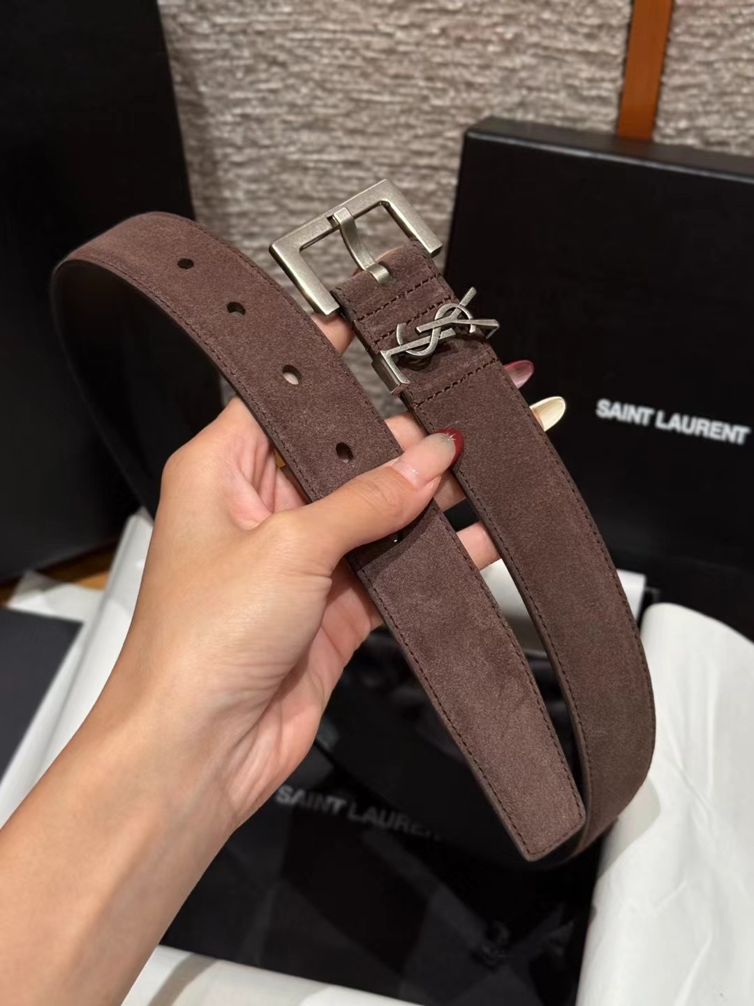 圣家新款腰带这款采用麂皮设计，背面采用小牛皮制作，质感满满，搭配复古五金方形针扣品牌logo标识，简约百