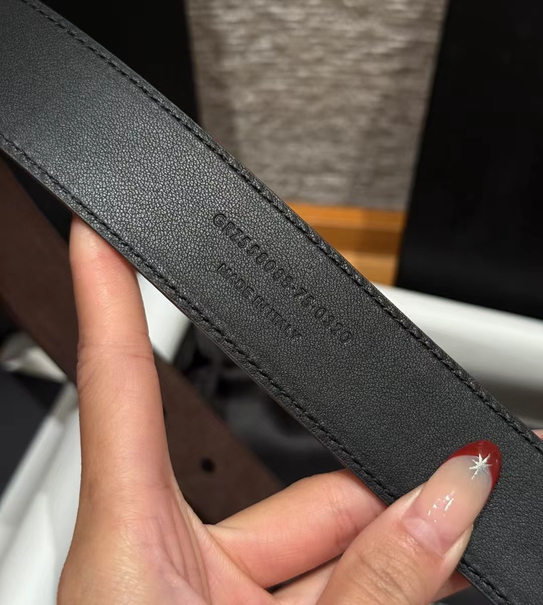 圣家新款腰带这款采用麂皮设计，背面采用小牛皮制作，质感满满，搭配复古五金方形针扣品牌logo标识，简约百