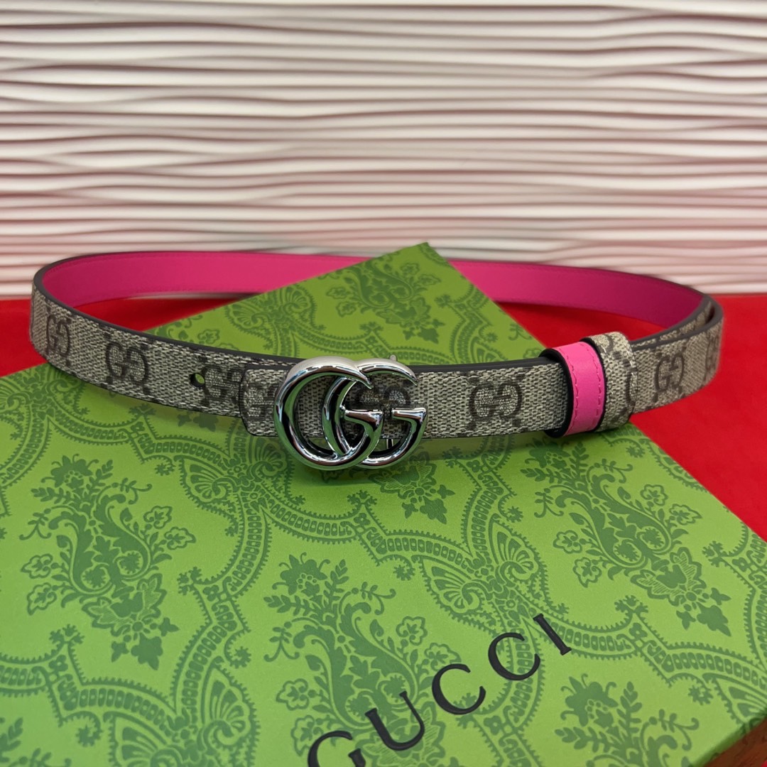 秋冬系列焕新演绎富有辨识度的GG Marmont系列。这款双面腰带采用GG Supreme与皮革材质匠心