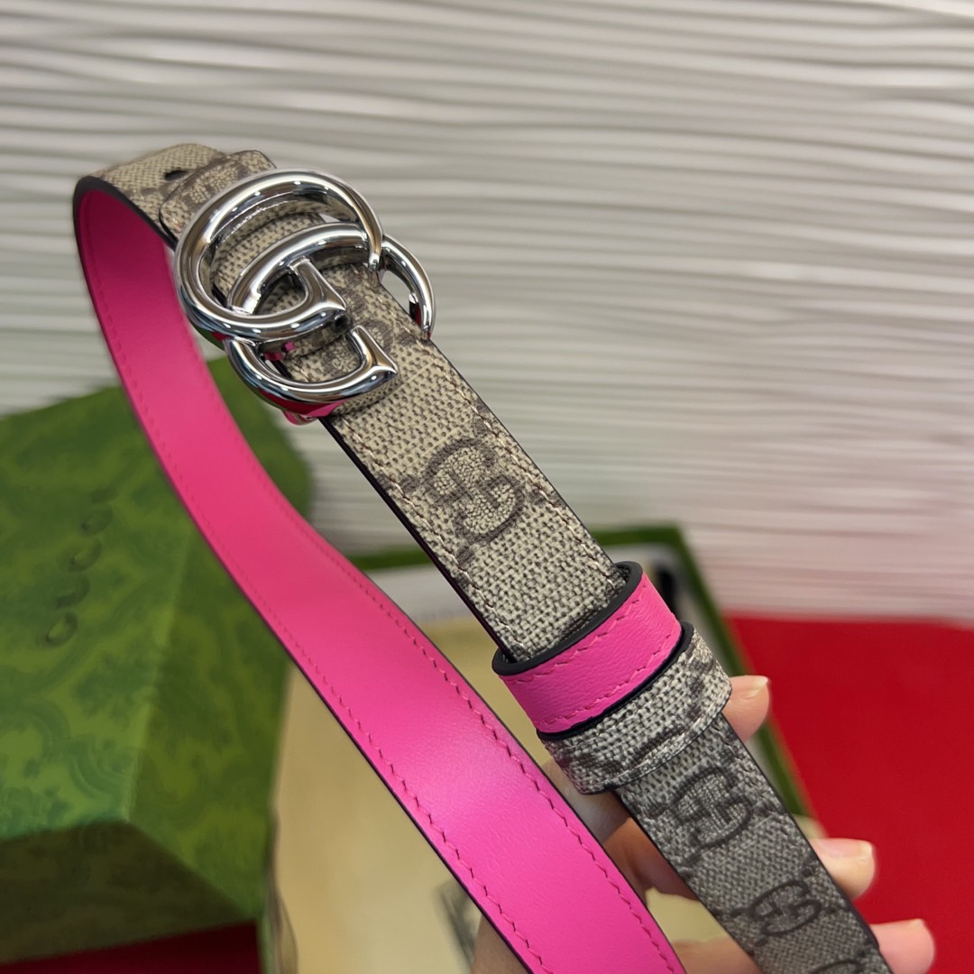 秋冬系列焕新演绎富有辨识度的GG Marmont系列。这款双面腰带采用GG Supreme与皮革材质匠心