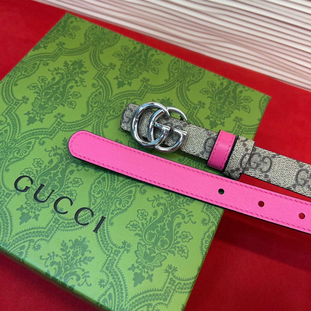 秋冬系列焕新演绎富有辨识度的GG Marmont系列。这款双面腰带采用GG Supreme与皮革材质匠心