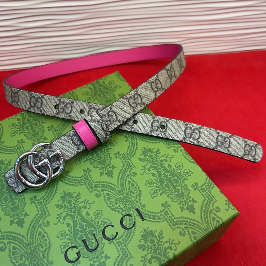 秋冬系列焕新演绎富有辨识度的GG Marmont系列。这款双面腰带采用GG Supreme与皮革材质匠心