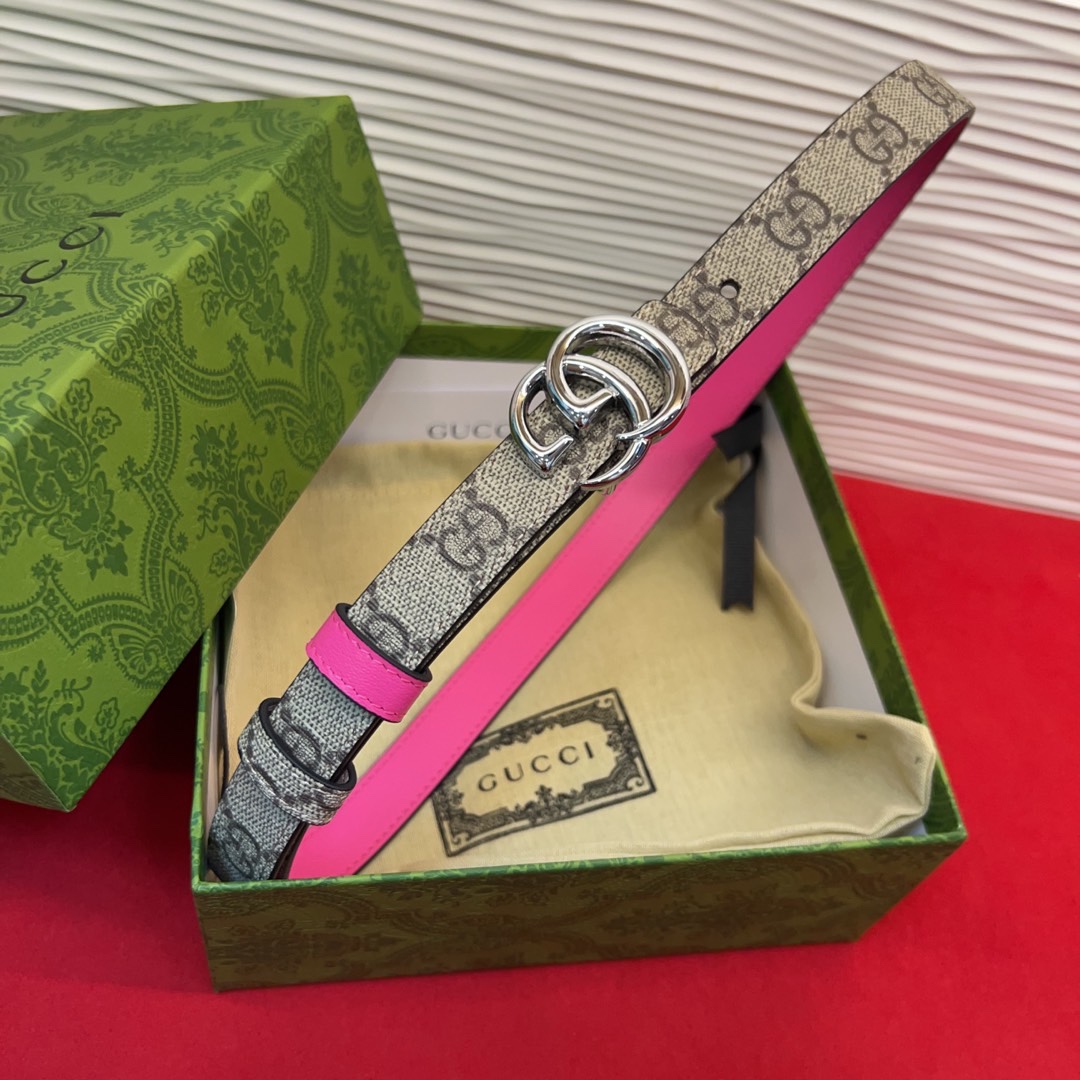 秋冬系列焕新演绎富有辨识度的GG Marmont系列。这款双面腰带采用GG Supreme与皮革材质匠心