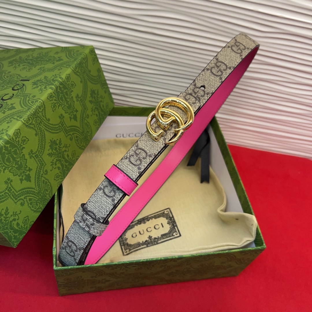 秋冬系列焕新演绎富有辨识度的GG Marmont系列。这款双面腰带采用GG Supreme与皮革材质匠心