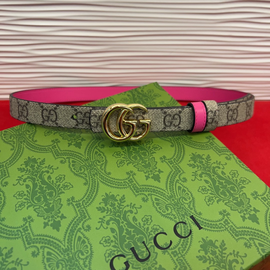 秋冬系列焕新演绎富有辨识度的GG Marmont系列。这款双面腰带采用GG Supreme与皮革材质匠心