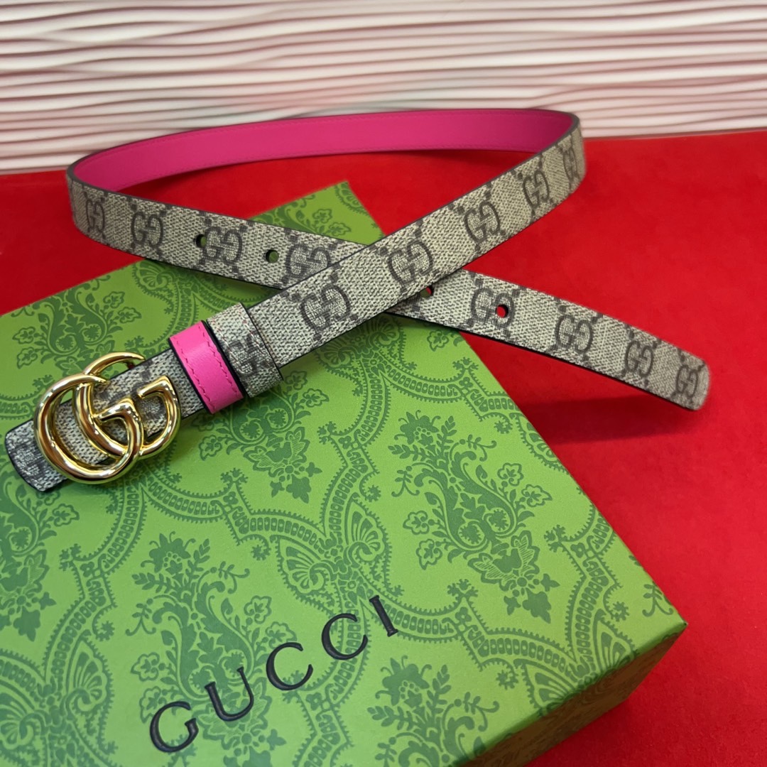 秋冬系列焕新演绎富有辨识度的GG Marmont系列。这款双面腰带采用GG Supreme与皮革材质匠心