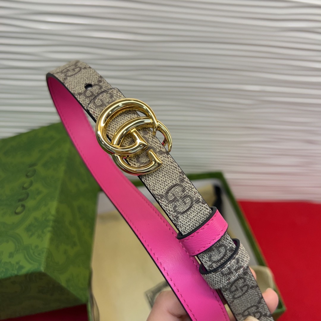秋冬系列焕新演绎富有辨识度的GG Marmont系列。这款双面腰带采用GG Supreme与皮革材质匠心