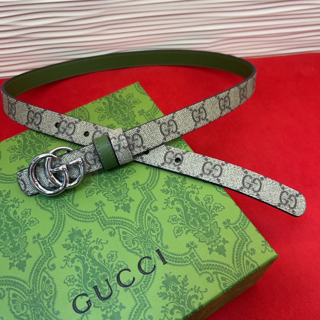 秋冬系列焕新演绎富有辨识度的GG Marmont系列。这款双面腰带采用GG Supreme与皮革材质匠心
