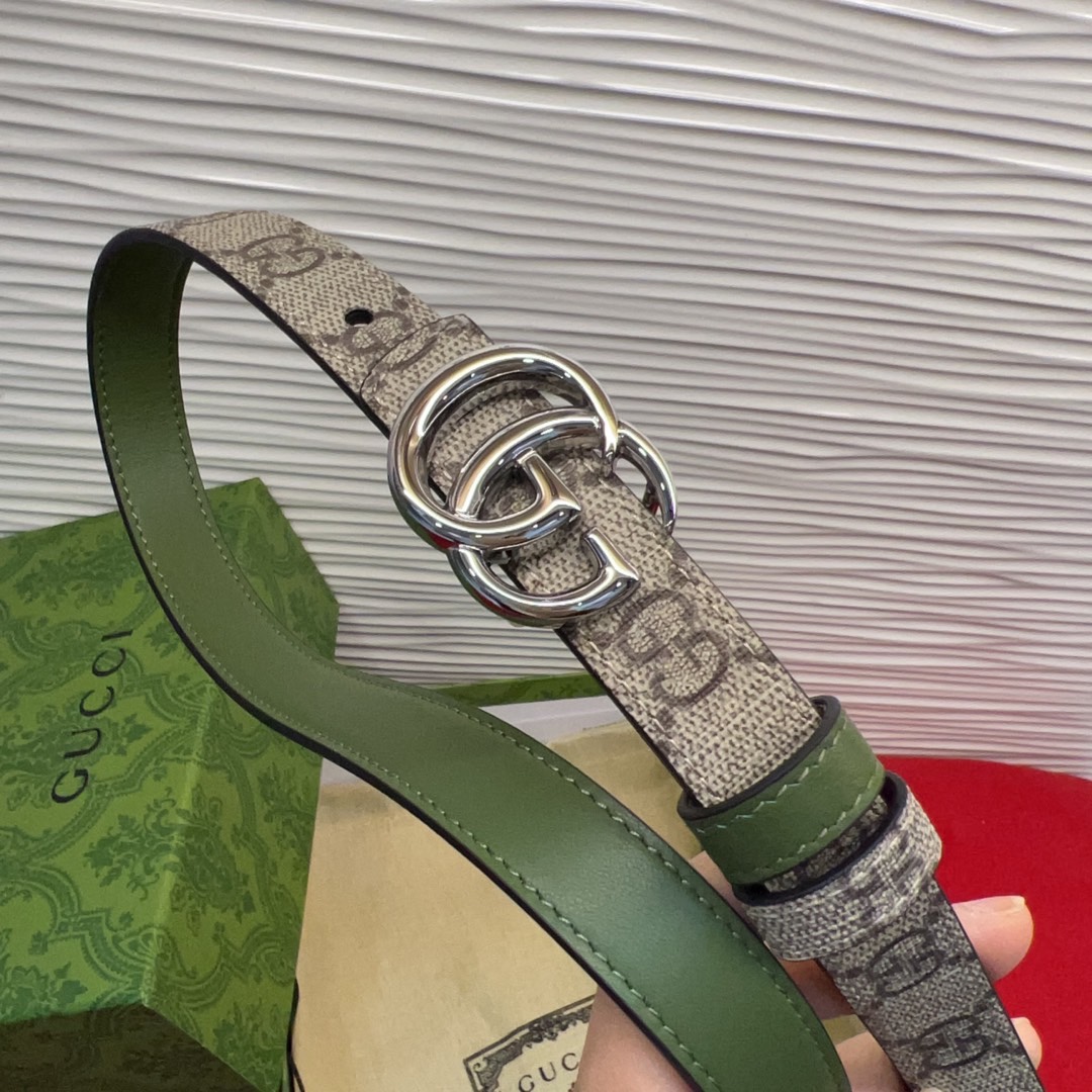 秋冬系列焕新演绎富有辨识度的GG Marmont系列。这款双面腰带采用GG Supreme与皮革材质匠心