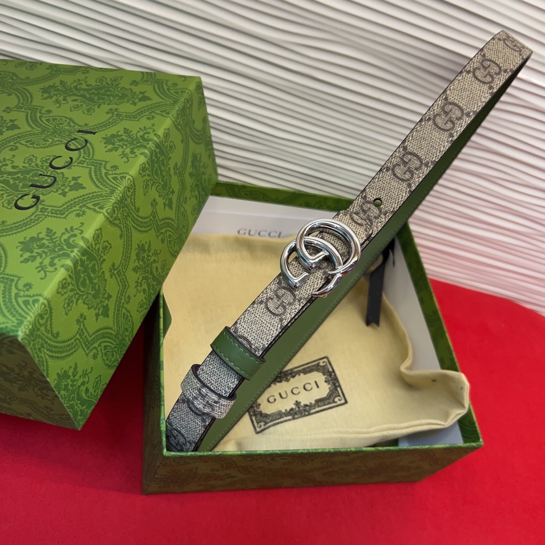 秋冬系列焕新演绎富有辨识度的GG Marmont系列。这款双面腰带采用GG Supreme与皮革材质匠心