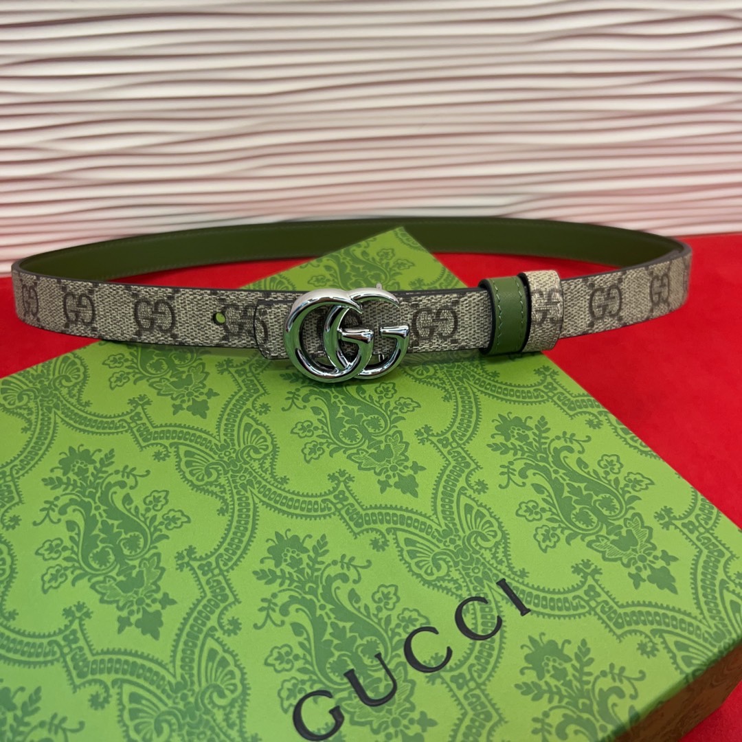 秋冬系列焕新演绎富有辨识度的GG Marmont系列。这款双面腰带采用GG Supreme与皮革材质匠心