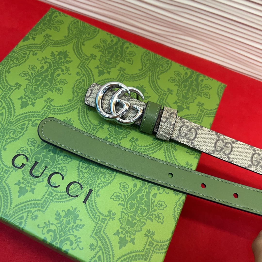 秋冬系列焕新演绎富有辨识度的GG Marmont系列。这款双面腰带采用GG Supreme与皮革材质匠心