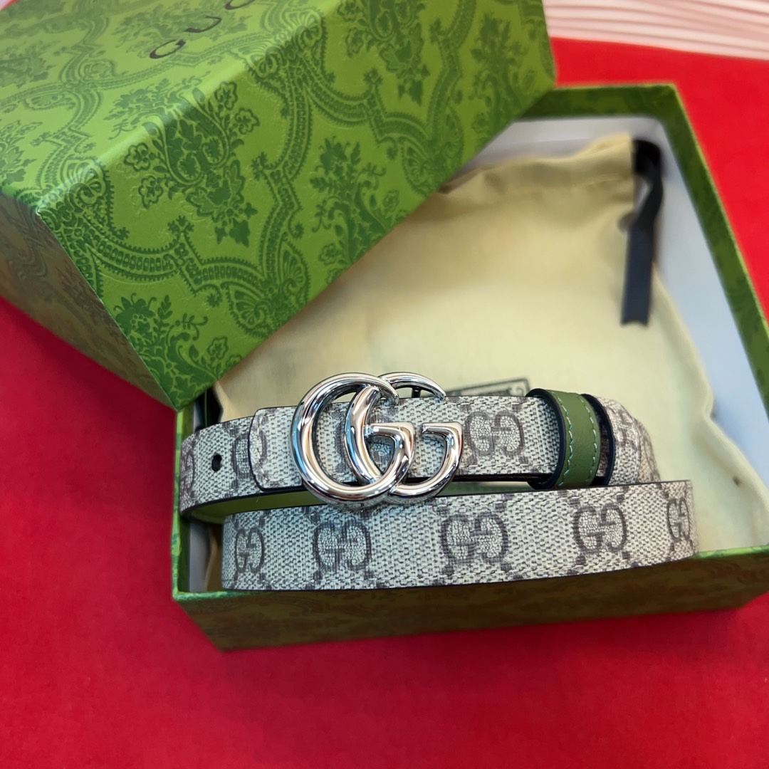 秋冬系列焕新演绎富有辨识度的GG Marmont系列。这款双面腰带采用GG Supreme与皮革材质匠心