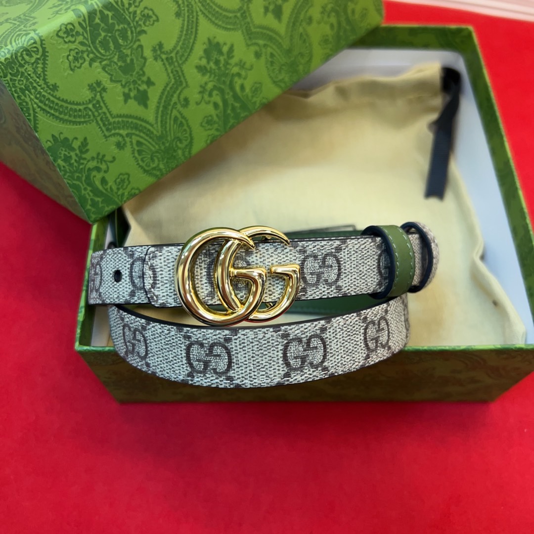 秋冬系列焕新演绎富有辨识度的GG Marmont系列。这款双面腰带采用GG Supreme与皮革材质匠心