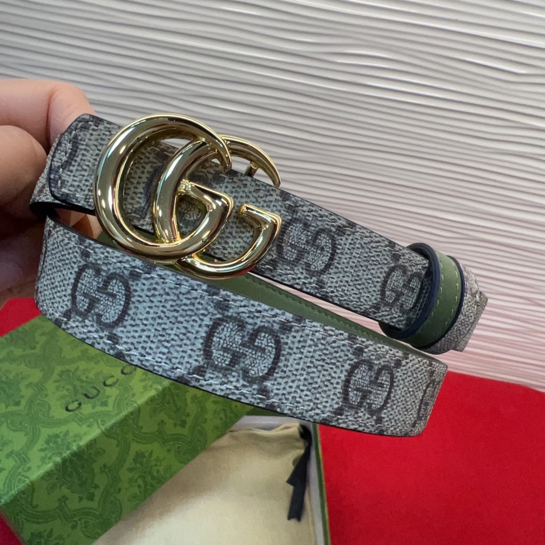 秋冬系列焕新演绎富有辨识度的GG Marmont系列。这款双面腰带采用GG Supreme与皮革材质匠心