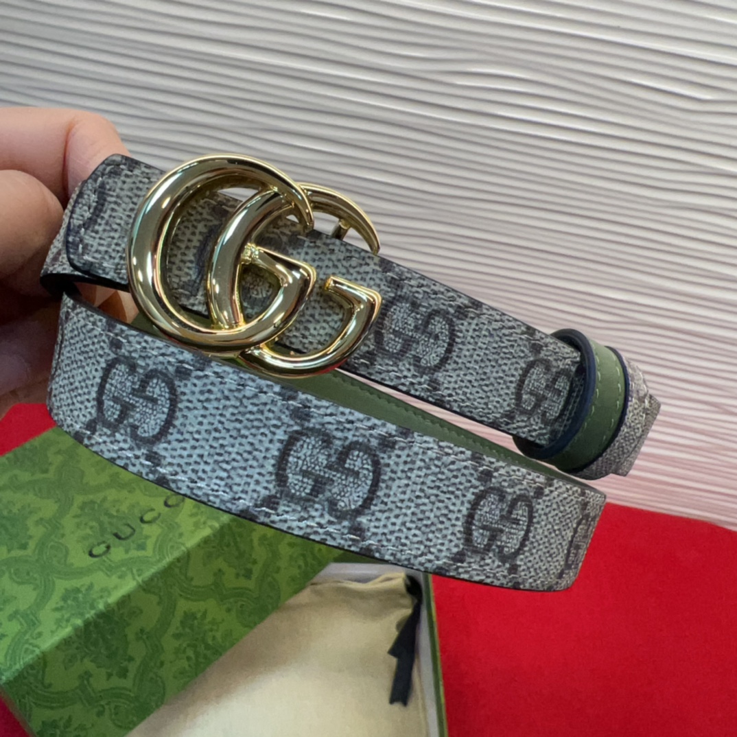 秋冬系列焕新演绎富有辨识度的GG Marmont系列。这款双面腰带采用GG Supreme与皮革材质匠心