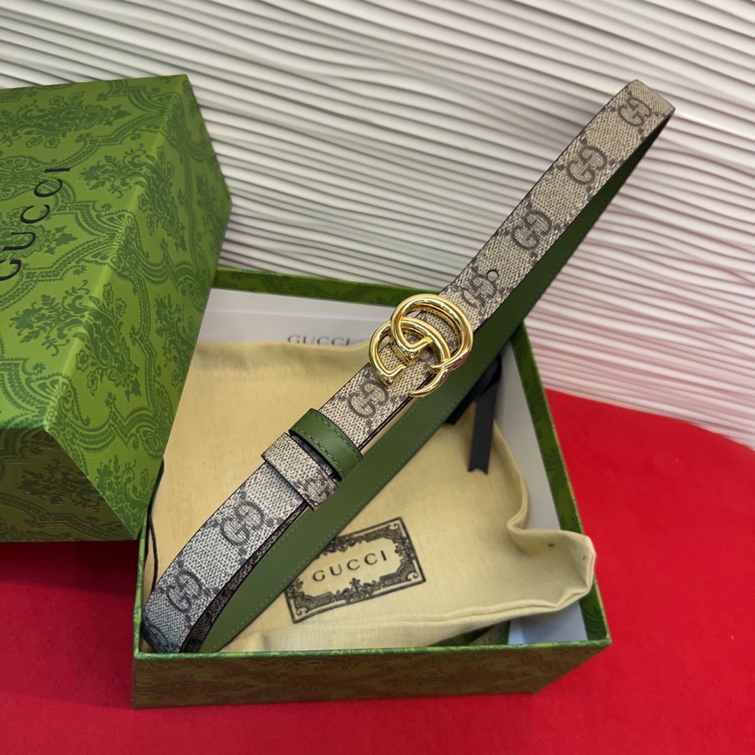 秋冬系列焕新演绎富有辨识度的GG Marmont系列。这款双面腰带采用GG Supreme与皮革材质匠心