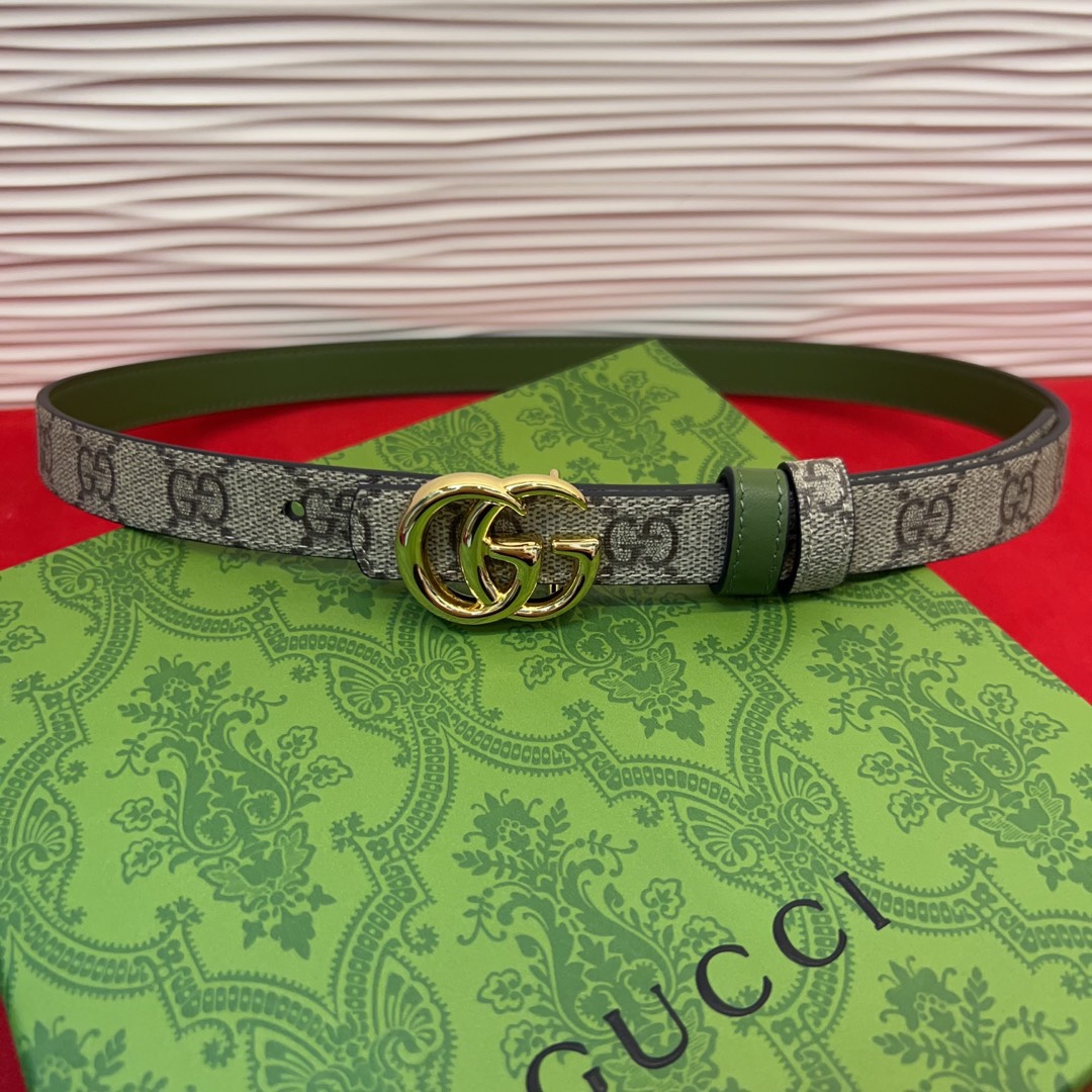 秋冬系列焕新演绎富有辨识度的GG Marmont系列。这款双面腰带采用GG Supreme与皮革材质匠心