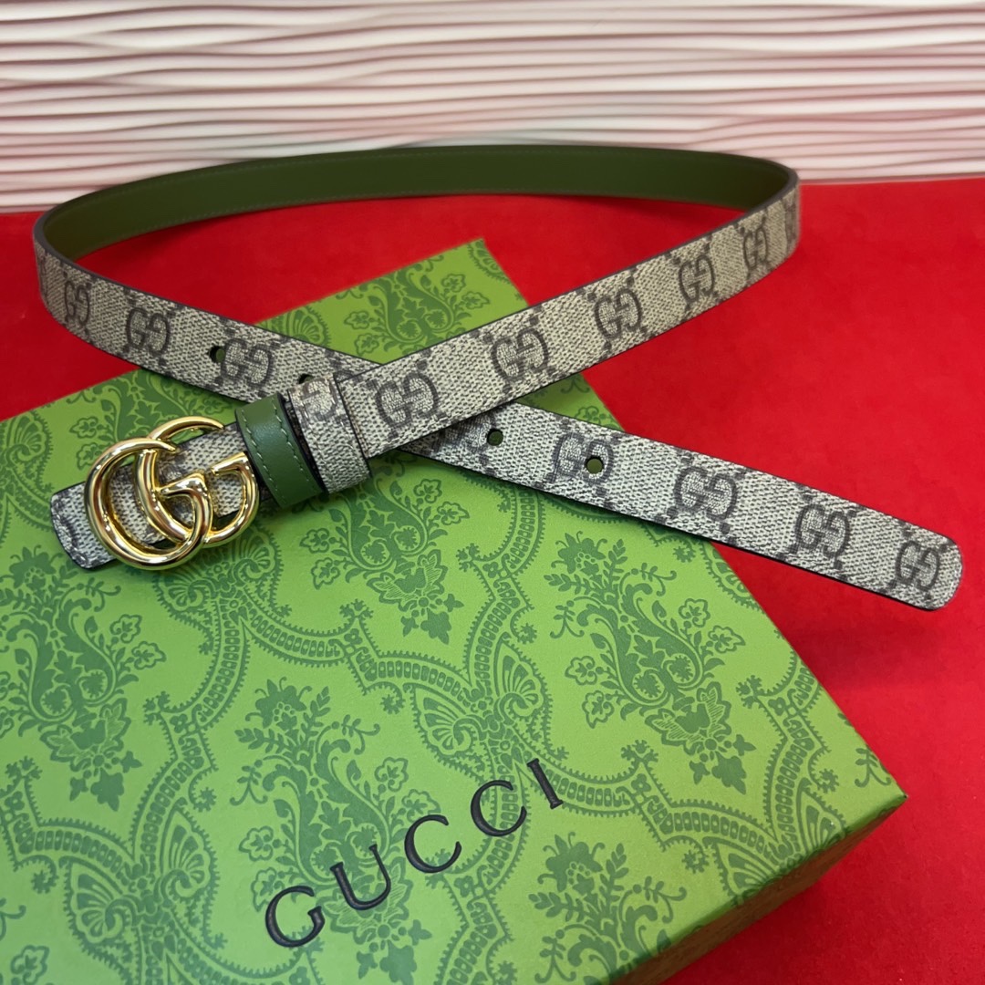 秋冬系列焕新演绎富有辨识度的GG Marmont系列。这款双面腰带采用GG Supreme与皮革材质匠心