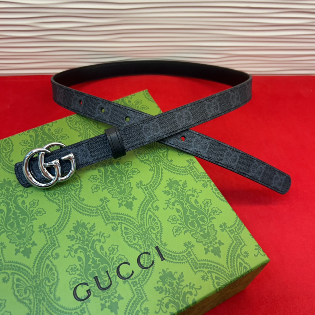 秋冬系列焕新演绎富有辨识度的GG Marmont系列。这款双面腰带采用GG Supreme与皮革材质匠心