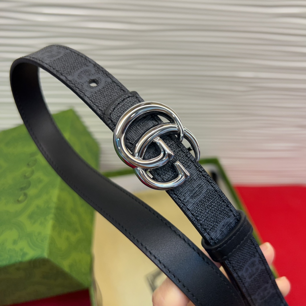 秋冬系列焕新演绎富有辨识度的GG Marmont系列。这款双面腰带采用GG Supreme与皮革材质匠心