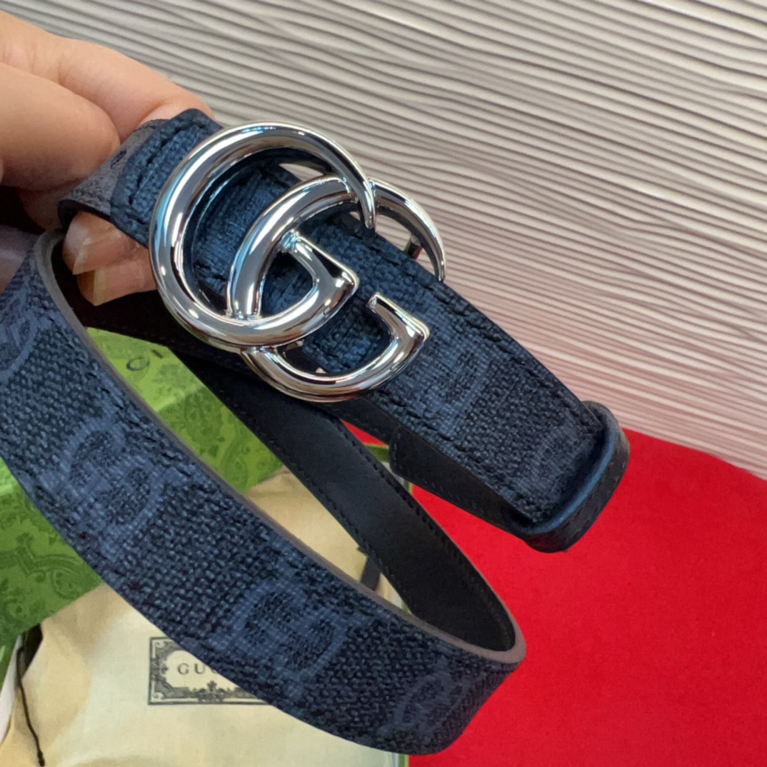 秋冬系列焕新演绎富有辨识度的GG Marmont系列。这款双面腰带采用GG Supreme与皮革材质匠心