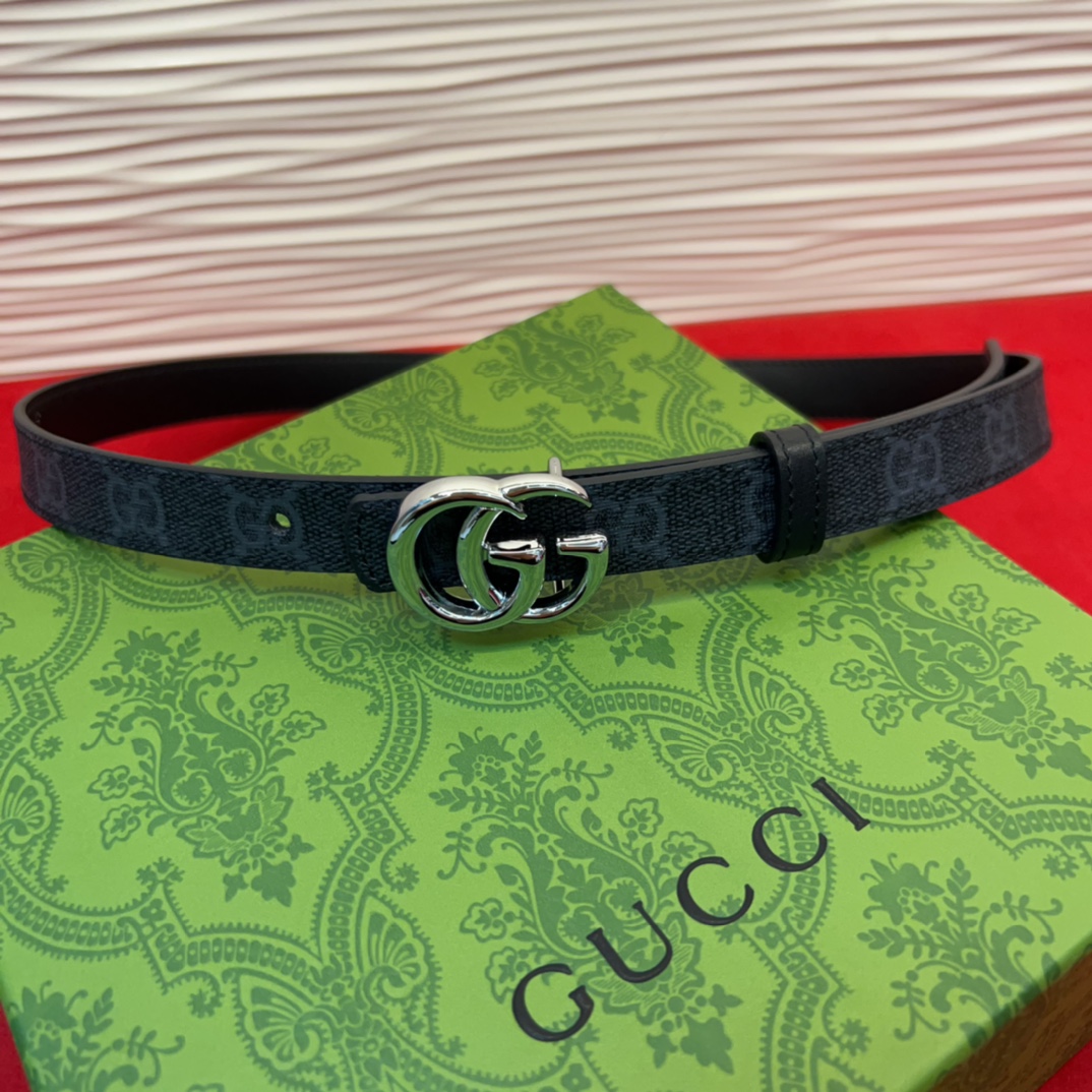 秋冬系列焕新演绎富有辨识度的GG Marmont系列。这款双面腰带采用GG Supreme与皮革材质匠心