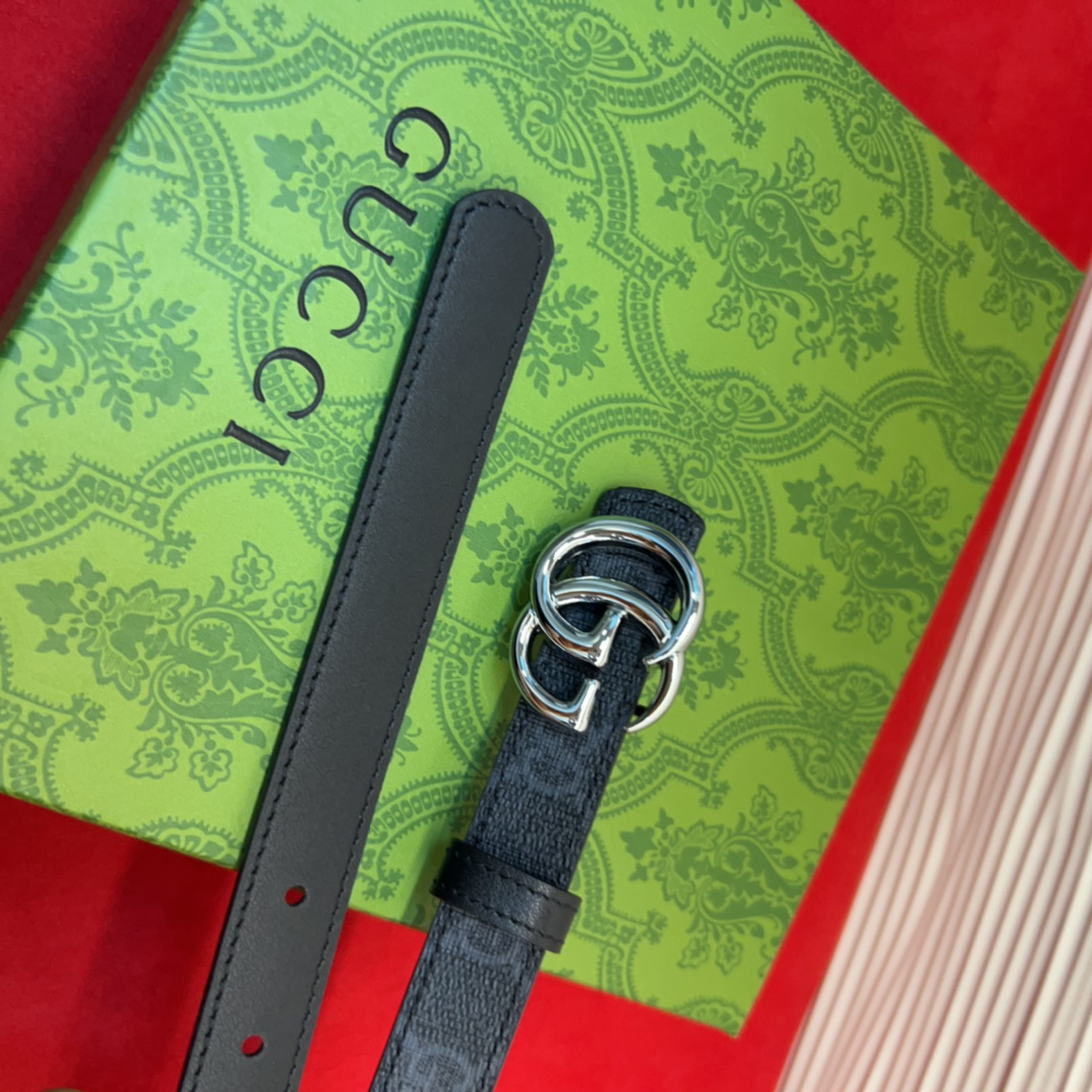 秋冬系列焕新演绎富有辨识度的GG Marmont系列。这款双面腰带采用GG Supreme与皮革材质匠心