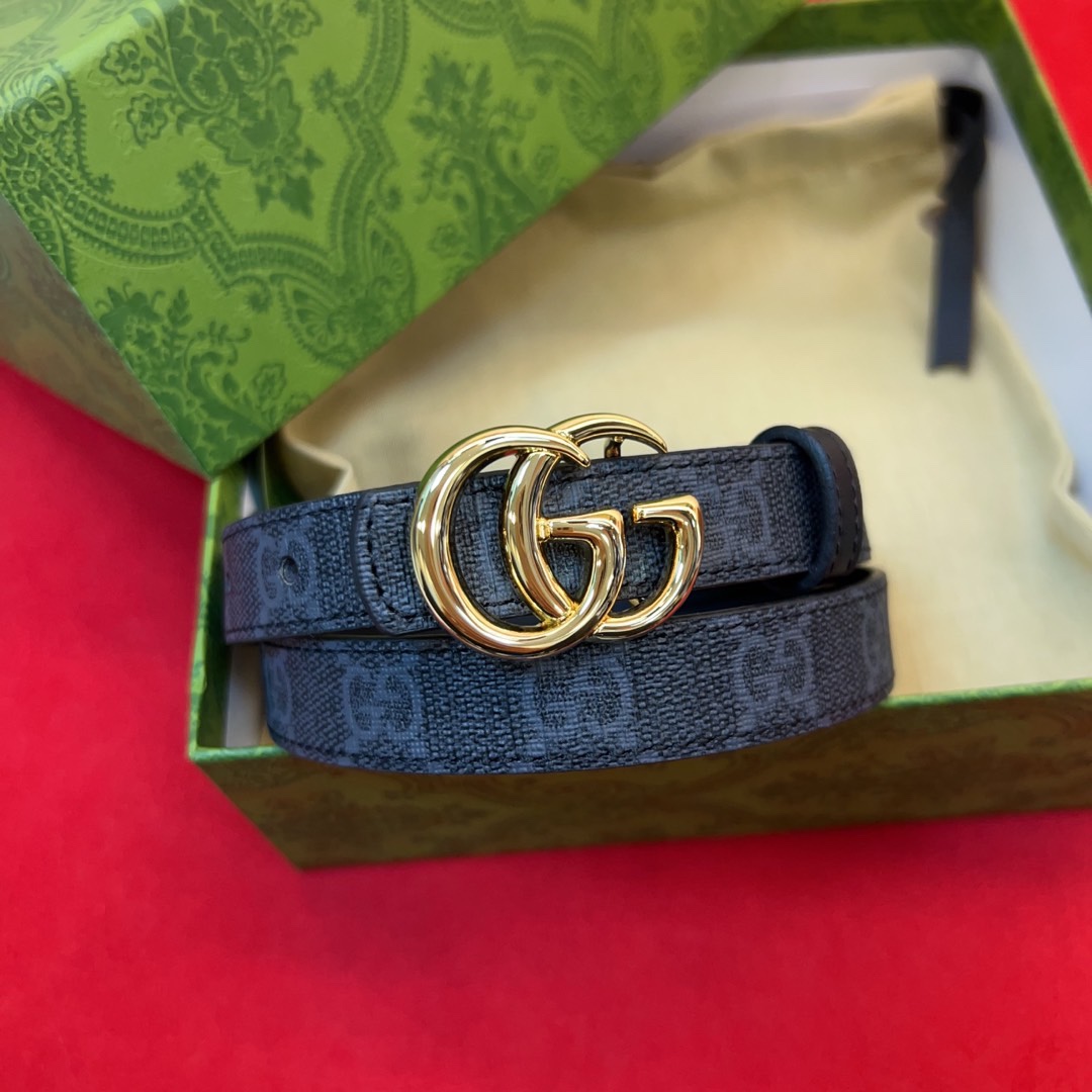 秋冬系列焕新演绎富有辨识度的GG Marmont系列。这款双面腰带采用GG Supreme与皮革材质匠心
