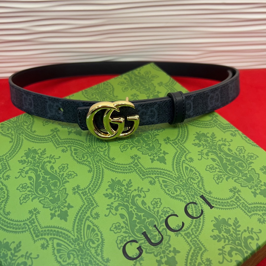 秋冬系列焕新演绎富有辨识度的GG Marmont系列。这款双面腰带采用GG Supreme与皮革材质匠心