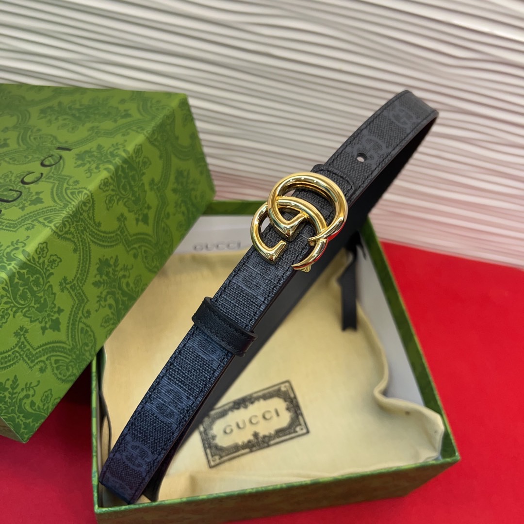 秋冬系列焕新演绎富有辨识度的GG Marmont系列。这款双面腰带采用GG Supreme与皮革材质匠心