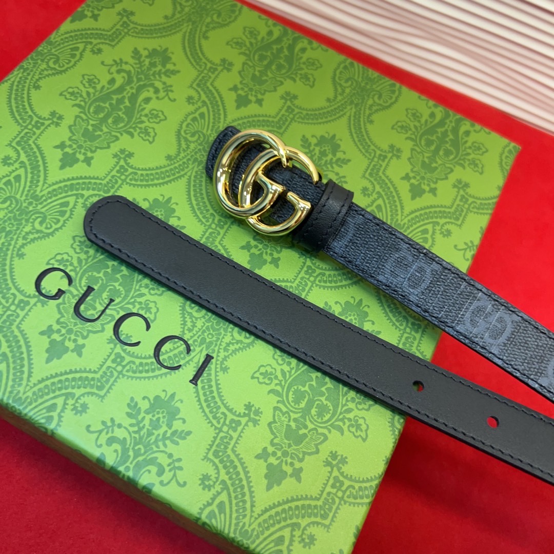 秋冬系列焕新演绎富有辨识度的GG Marmont系列。这款双面腰带采用GG Supreme与皮革材质匠心