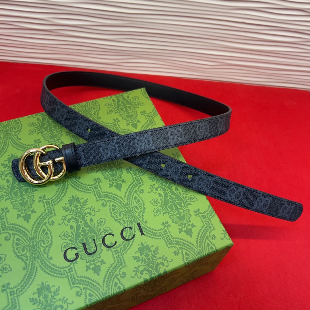 秋冬系列焕新演绎富有辨识度的GG Marmont系列。这款双面腰带采用GG Supreme与皮革材质匠心