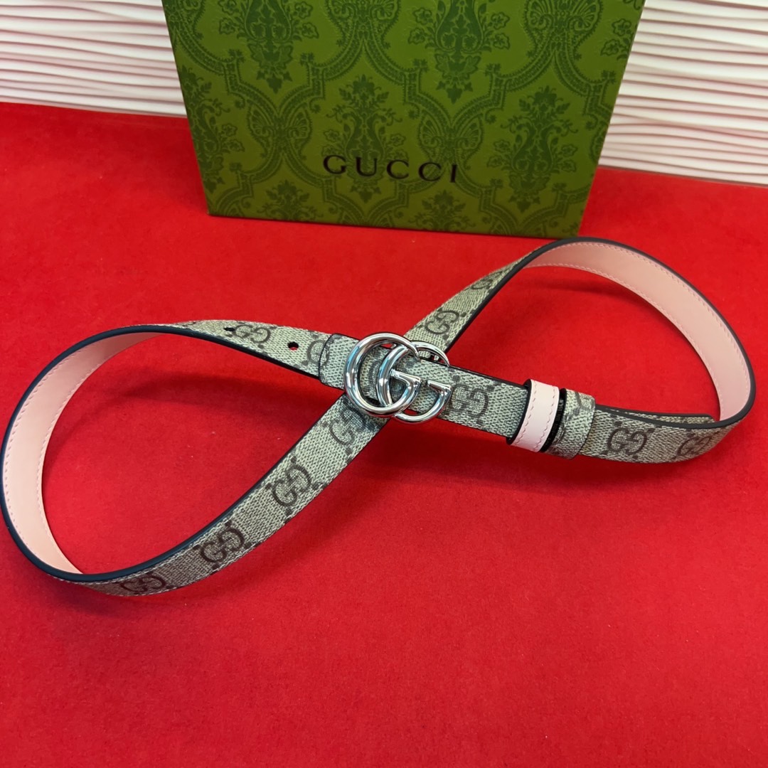 秋冬系列焕新演绎富有辨识度的GG Marmont系列。这款双面腰带采用GG Supreme与皮革材质匠心