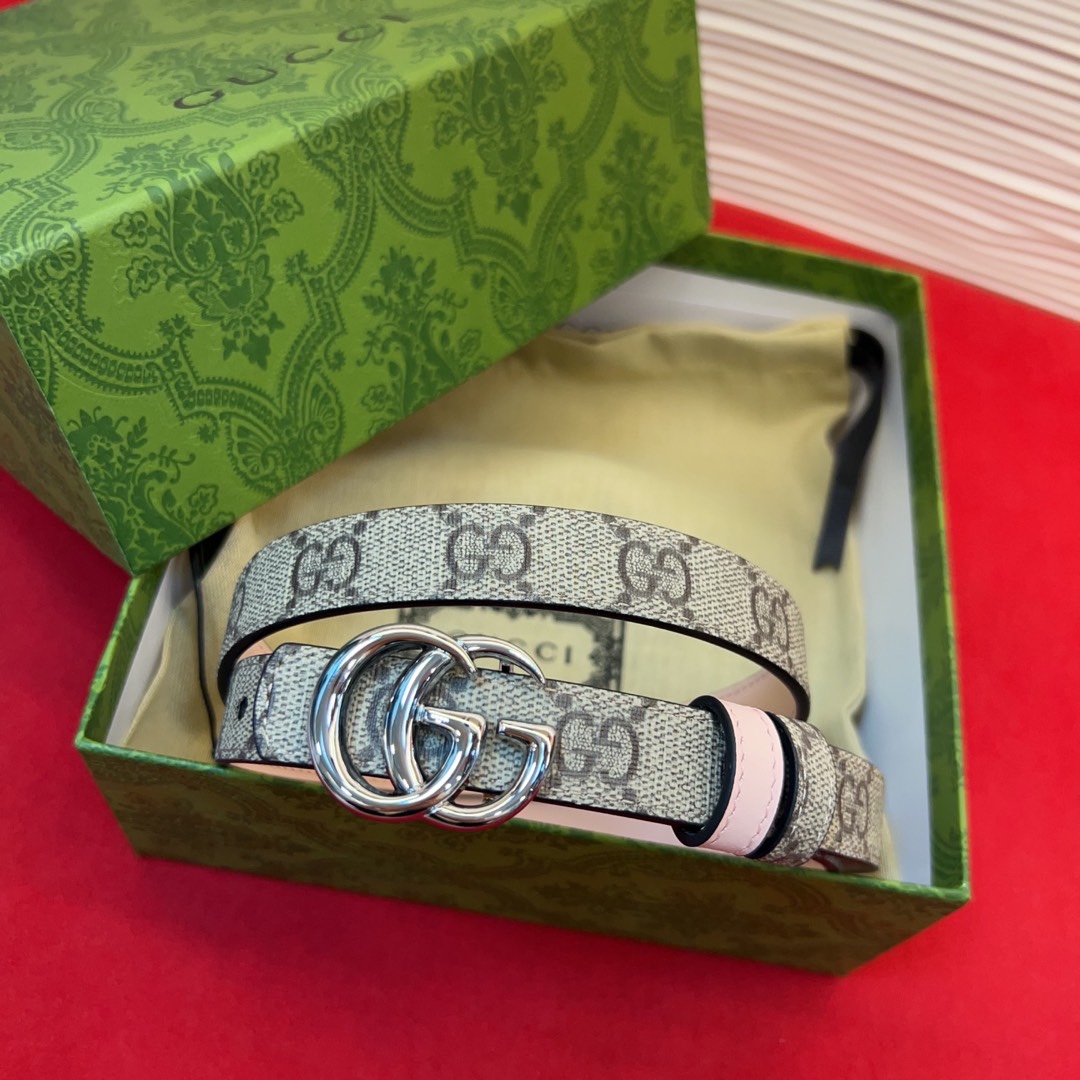 秋冬系列焕新演绎富有辨识度的GG Marmont系列。这款双面腰带采用GG Supreme与皮革材质匠心