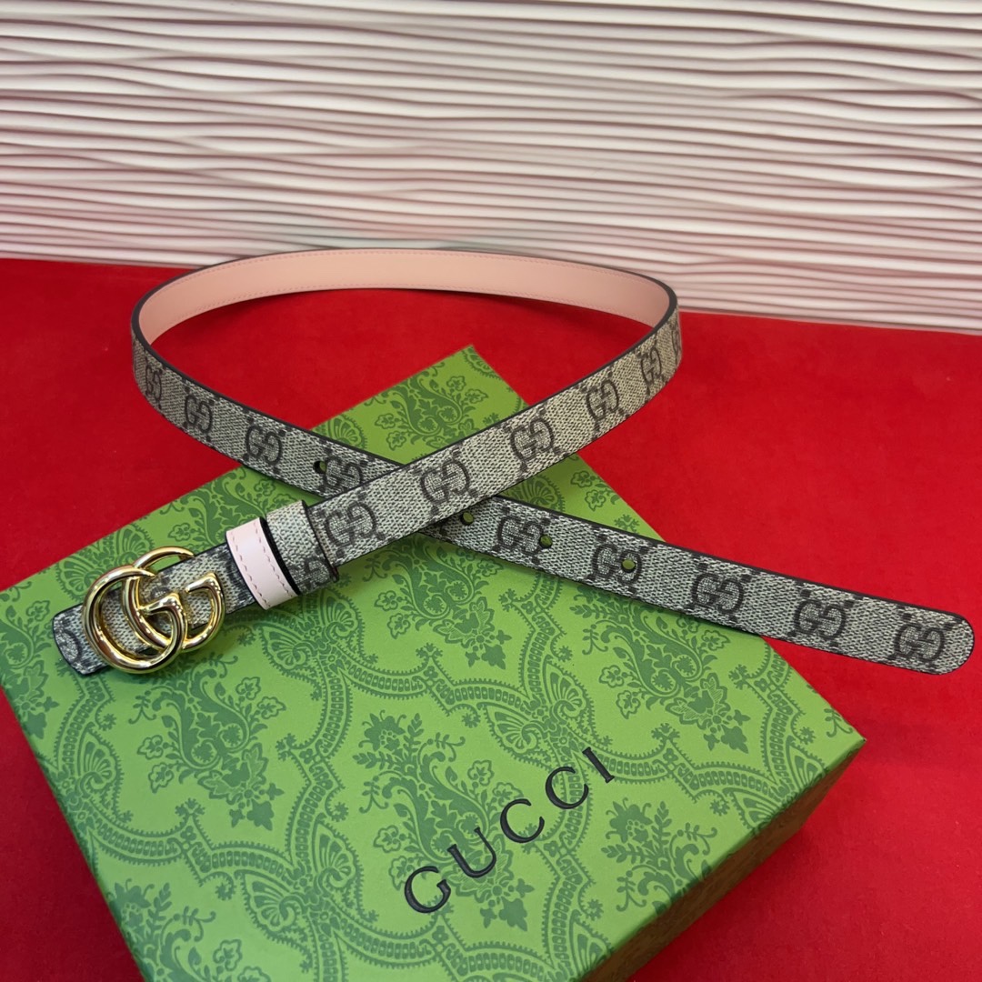 秋冬系列焕新演绎富有辨识度的GG Marmont系列。这款双面腰带采用GG Supreme与皮革材质匠心
